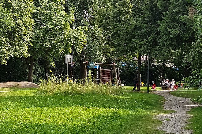 Blühfläche an einem Park mit Kinderspielplatz